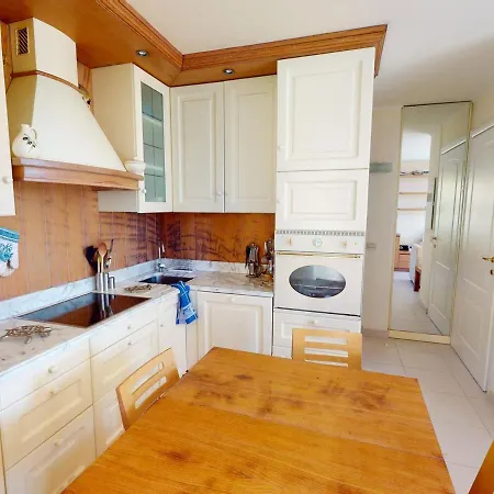 2 Pièces Avec Terrasse, Jardin Et Parking Dans Résidence Avec Piscine à - Fr-1-196-313