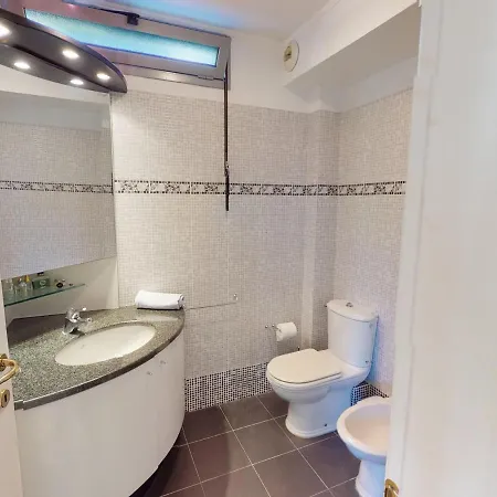 2 Pièces Avec Terrasse, Jardin Et Parking Dans Résidence Avec Piscine à - Fr-1-196-313 Menton