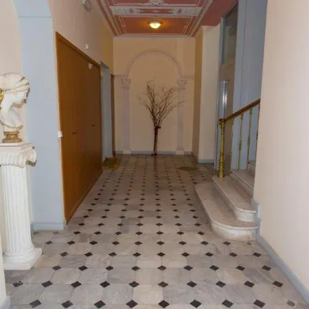 Appartement 2 Pièces Avec Terrasse, Jardin Et Parking Dans Résidence Avec Piscine à - Fr-1-196-313